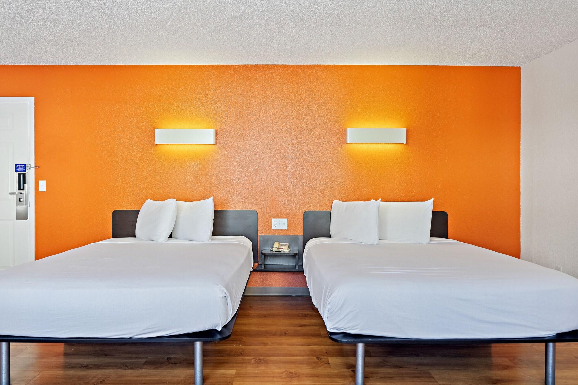 Hotel 6-carlsbad, Ca - Village 2*
